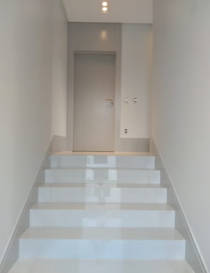 Porta interna clean ao fim da escada