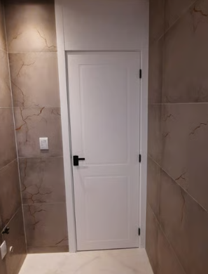 Porta interna branca com moldura em banheiro