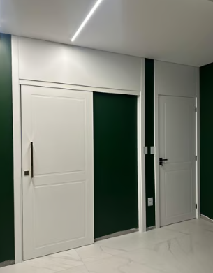Porta de correr branca com parede verde