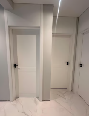 Portas internas brancas com frisos em corredor