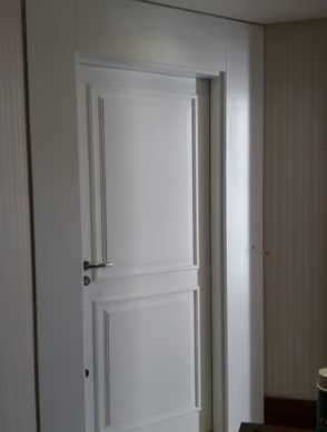 Porta interna branca com frisos clássicos