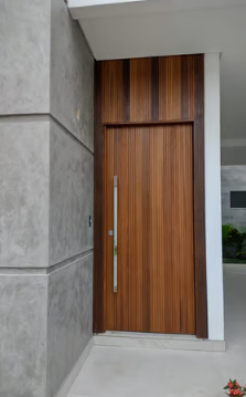 Porta pivotante em madeira nobre — entrada principal