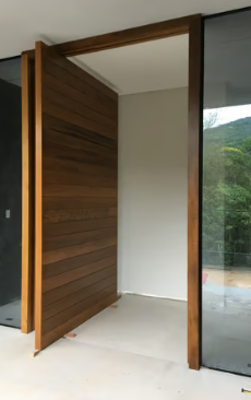 Porta pivotante em madeira instalada — vista interna